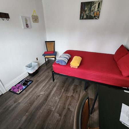 Affordable/Quiet Private Room Торонто Екстер'єр фото